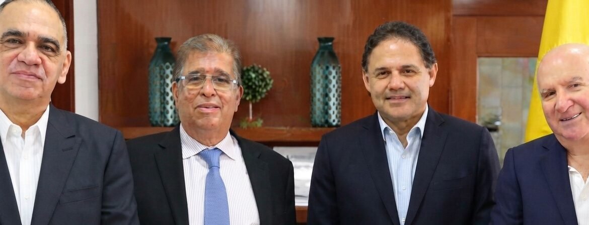 El alcalde de Santa Marta Carlos Pinedo, El presidente del Senado, Honorio Henríquez, y el Ministerio de Ambiente, Fabio Arjona, hablaron sobre protección costera, los humedales, el Parque Tayrona y proyectos estratégicos de la ciudad.