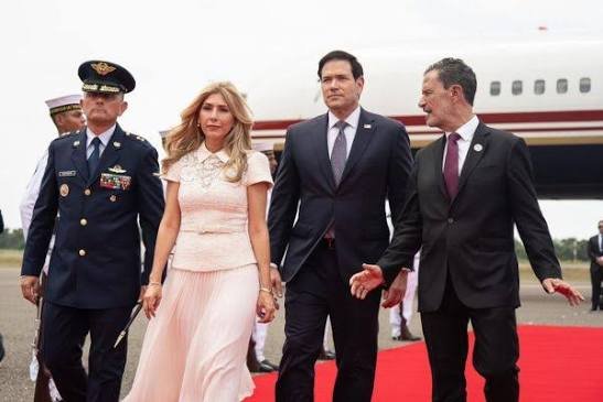 El secretario de Estado de Estados Unidos, Marco Rubio, y a su esposa, Jeanette Rubio. a su llegada a Barranquilla