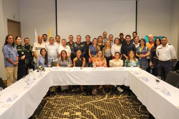 Autoridades, Fuerza Pública y sector turístico trazan una nueva ruta de trabajo para proteger playas, corredores turísticos y zonas marítimas, y fortalecer la confianza de quienes llegan a la ciudad.