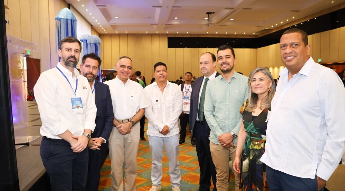 En la fotografía, tomada en el marco del encuentro internacional InnovAzul Caribe 2026 aparece Pablo Vera Salazar rector de la universidad del Magdalena, el Alcalde de la ciudad Carlos Pinedo, Carlos Jaramillo director de la cámara de comercio entre otros personajes