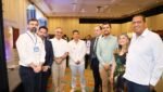 En la fotografía, tomada en el marco del encuentro internacional InnovAzul Caribe 2026 aparece Pablo Vera Salazar rector de la universidad del Magdalena, el Alcalde de la ciudad Carlos Pinedo, Carlos Jaramillo director de la cámara de comercio entre otros personajes