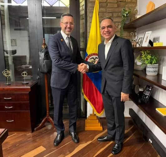 Carlos Pinedo y MinVivienda revisaron proyectos para fortalecer el agua potable y el alcantarillado de Santa Marta. Foto: Alcaldía