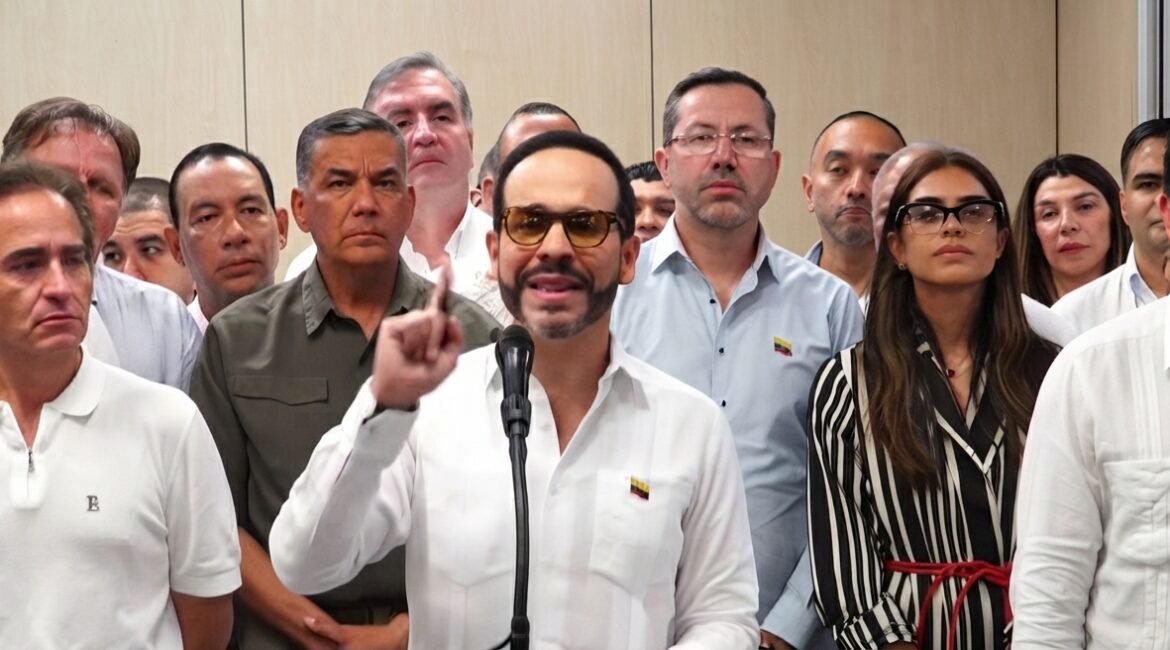 El presidente De La Espriella acampanado por sus ministros