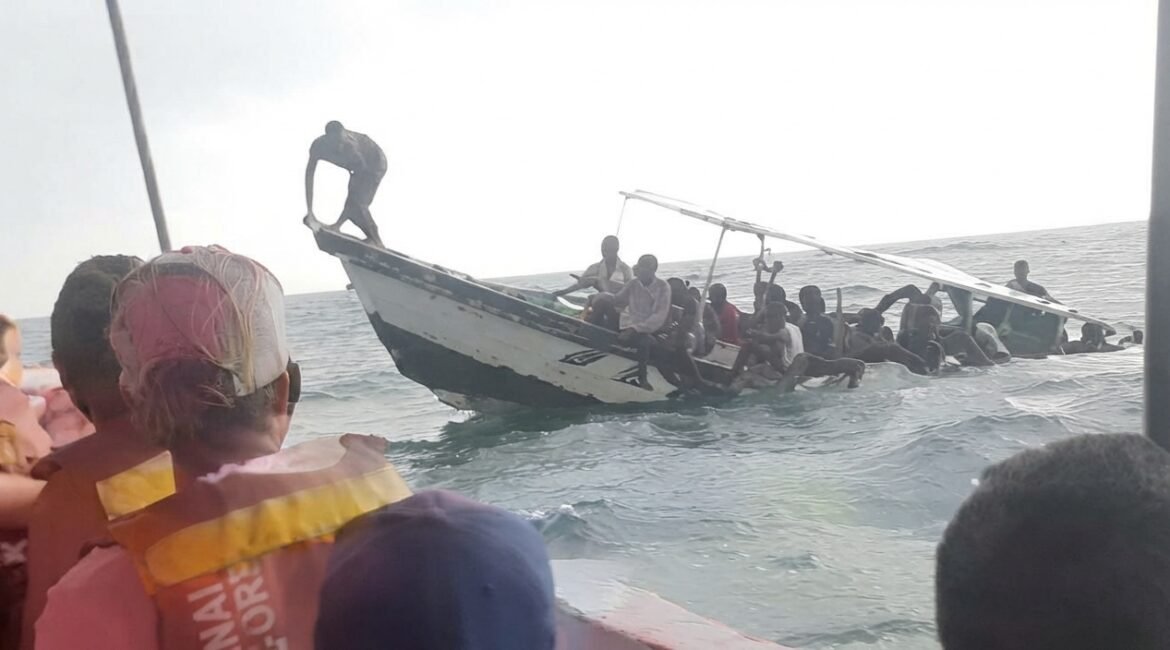 Susto en el mar: 20 pasajeros fueron rescatados tras volcamiento en Playa Blanca