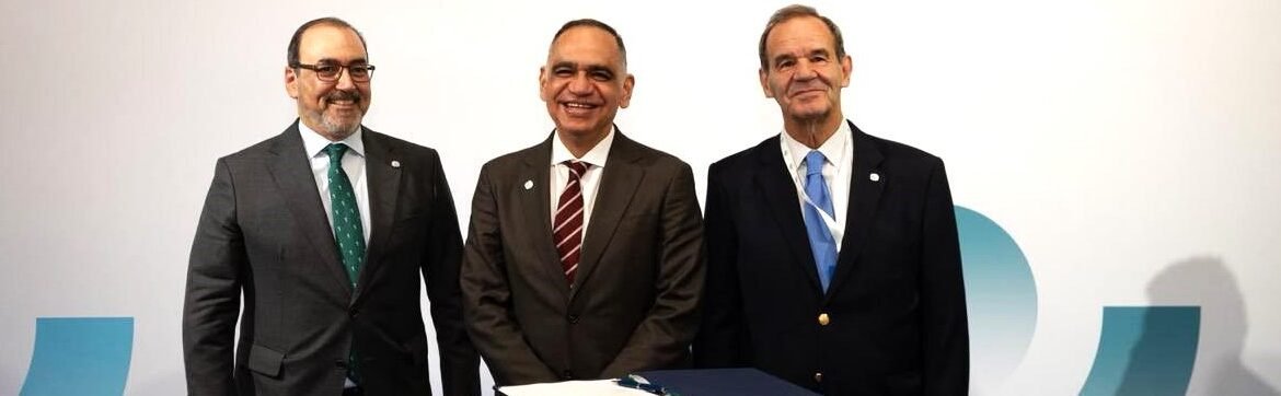 Sergio Diaz granados presidente de la CAF, alcalde de Santa marta, Carlos Pinedo Cuello y el alcalde de Madrid, José Luis Martínez-Almeida,