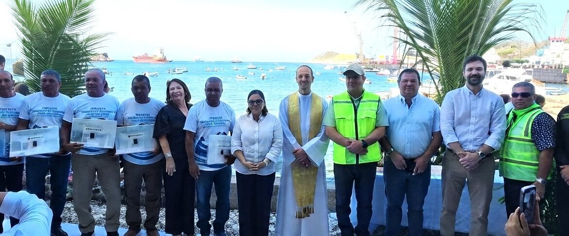 la Fundación Sociedad Portuaria de Santa Marta entregó cinco nuevas embarcaciones a asociaciones de pescadores de la Bahía de Santa Marta
